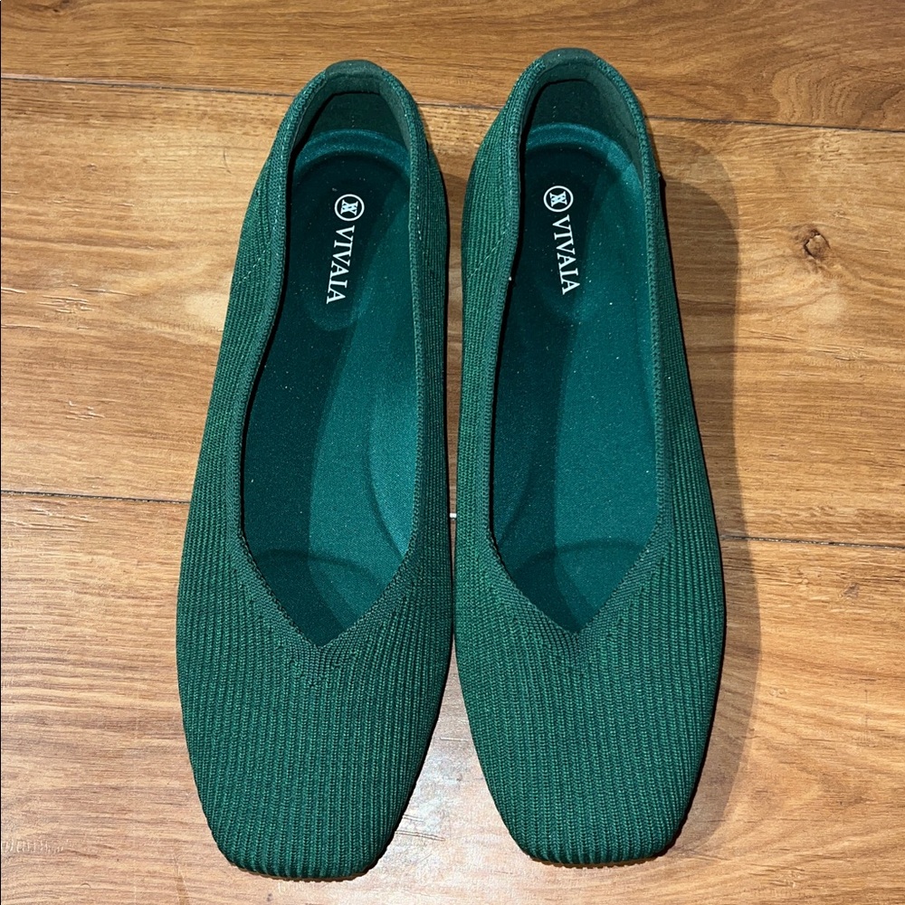 Vivaia Forest Green Margot 2.0 Square Toe V Cut Flats sz 41/9.5 Wide